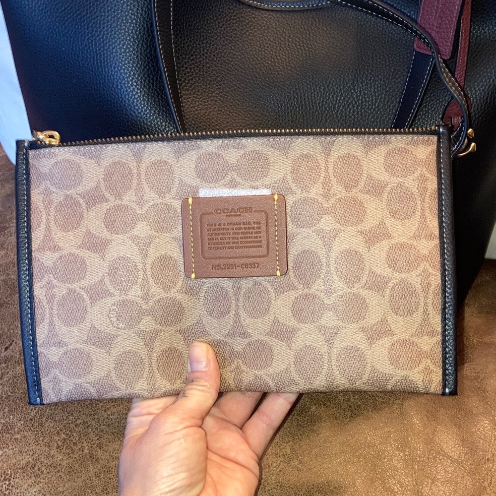 SOLD Coach Black Leather day tote Bag with detachable clutch and gold accents . - Picture 2 of 9